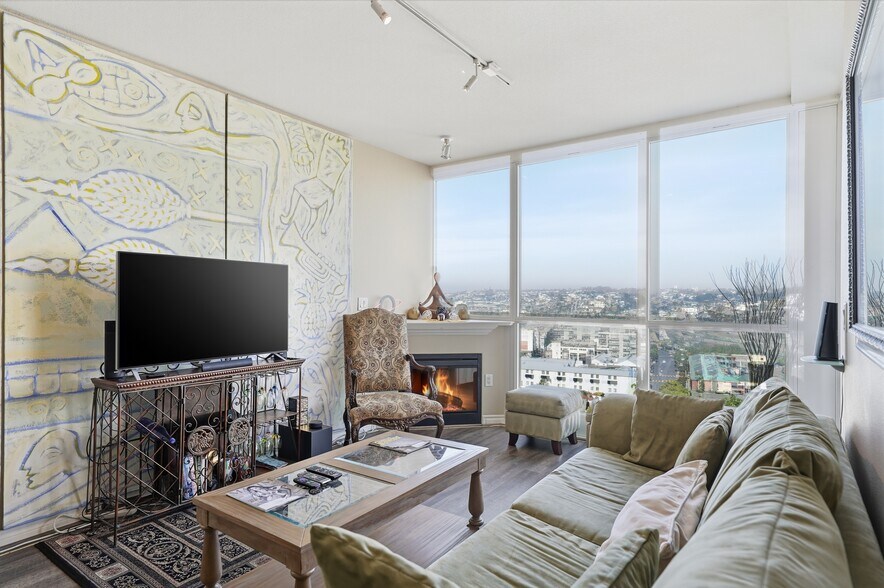 Building Photo - 300 W Beech St