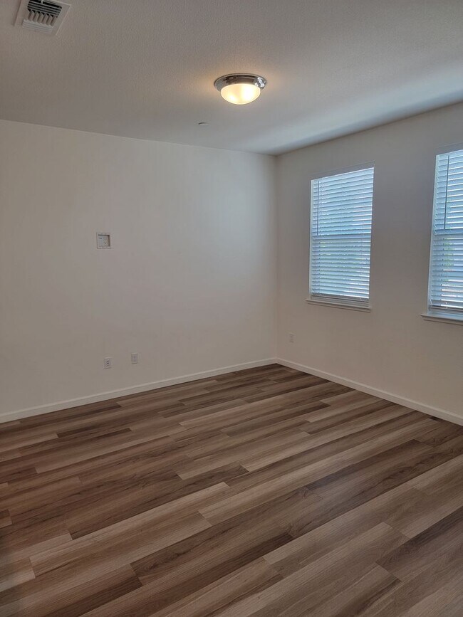Building Photo - Beautiful 3 story home with 4 bedrooms 3.5...