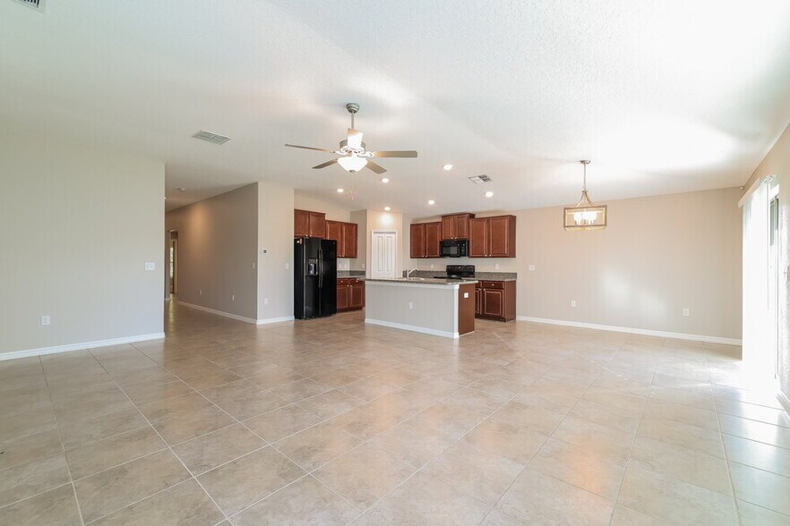 Building Photo - 39886 Dawson Chase Dr