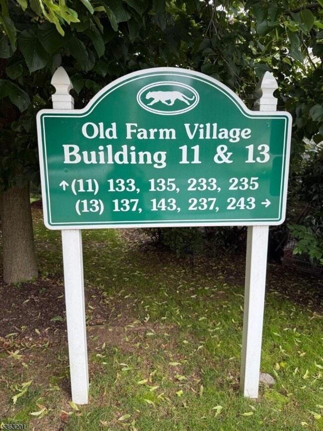 Building Photo - 235 Old Farm Dr
