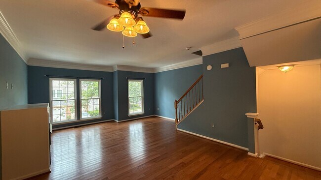Building Photo - Glen Oaks Townhouse