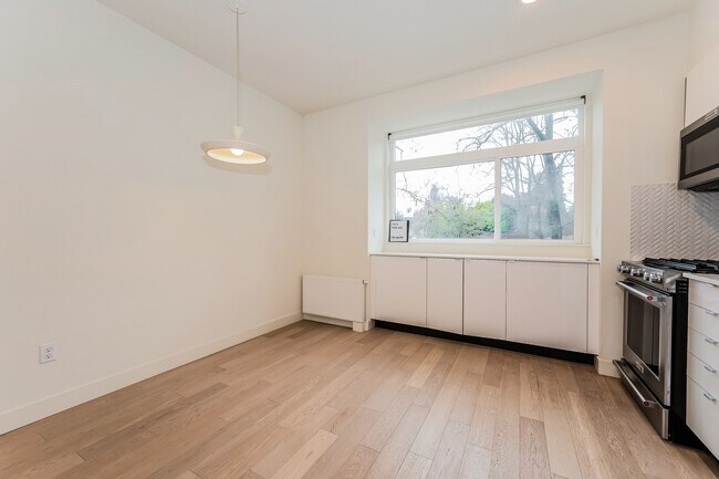 Building Photo - 121A 15th Ave