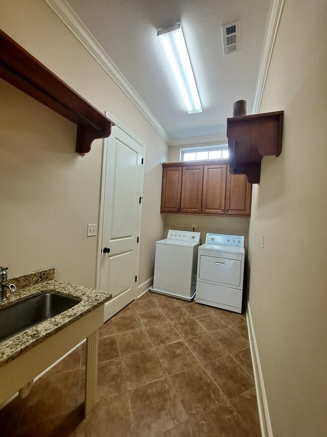 Building Photo - 12170 Inglecrest Ln