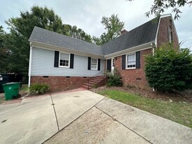 Building Photo - 1701 Bonnie Ln