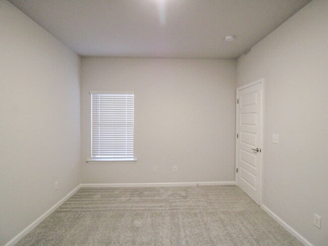 Building Photo - Lovely townhome between Athens and Madison!
