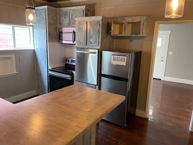 Building Photo - Remodeled 1 Bed Apartment near LSUS