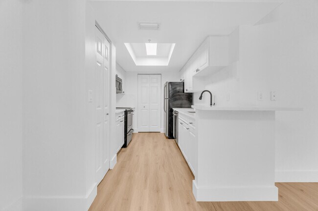 Building Photo - 400 Crestwood Ct N