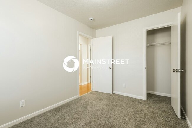 Building Photo - 3 Bedroom Pet-Friendly Home in Louisville, KY with Main Street Renewal