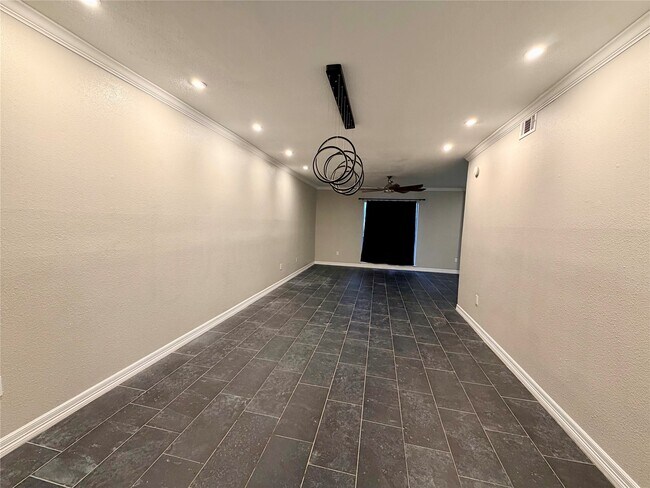 Building Photo - 811 Threadneedle St