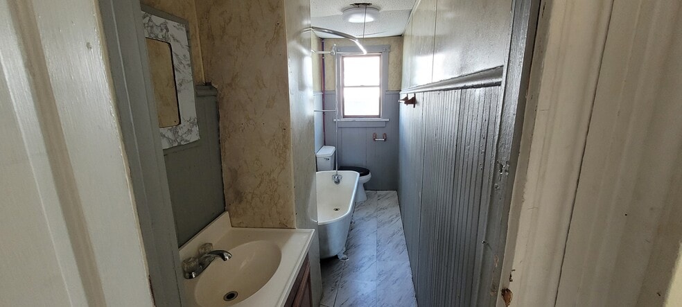 Building Photo - 164 DuPont St