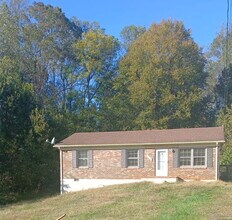 Building Photo - Country Living Feel near Restaurants and S...