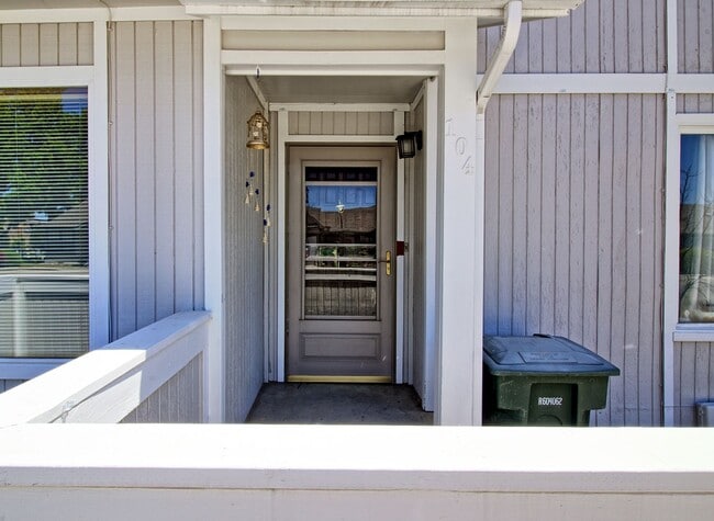 Building Photo - 2 Bed 1.5 Bath Near CMU