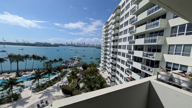 Building Photo - 1500 Bay Dr E