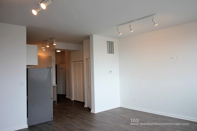 Building Photo - Gut rehabbed 3 bedroom 2 bath TOP FLOOR loft-style unit in WRIGLEY!