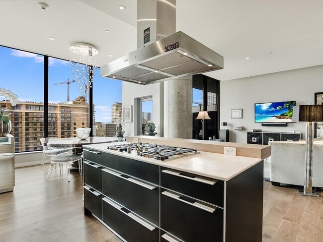 Primary Photo - 210 Lavaca St