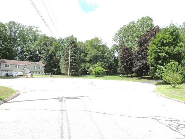 Building Photo - 12 Cardinal Ln