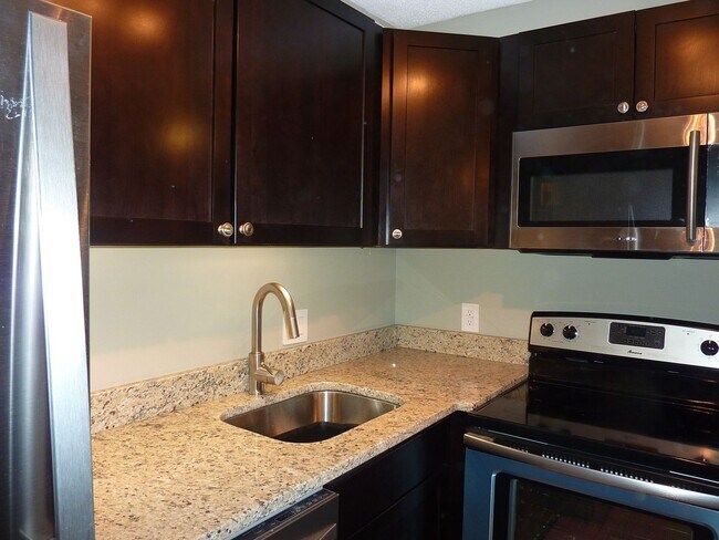 Building Photo - NEW PRICE!  1BR Near UTK & Downtown Knoxville – Walk to Cumberland Ave & Neyland Stadium!