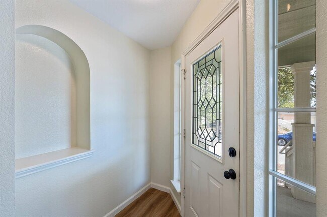 Building Photo - 5911 Steiner