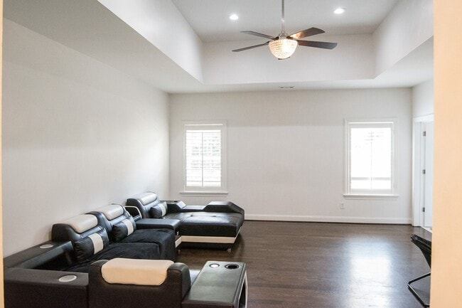 Building Photo - Luxury Living w/ Pool In Brentwood!