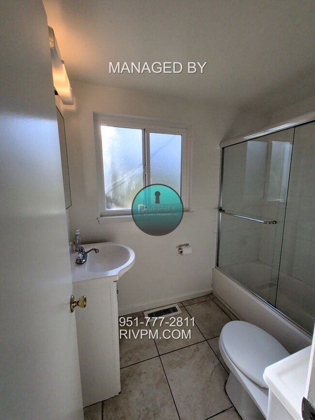 Building Photo - Mid-Century Modern Beauty with Spacious Backyard