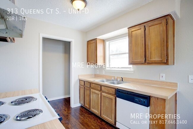 Building Photo - 313 Queens Ct S