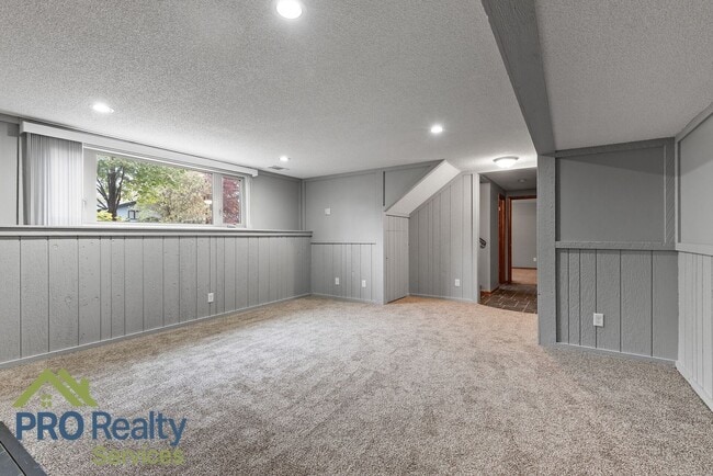 Building Photo - 3 Bedroom Plus Den Home