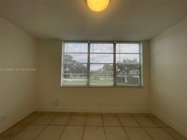 Building Photo - 9441 Live Oak Pl