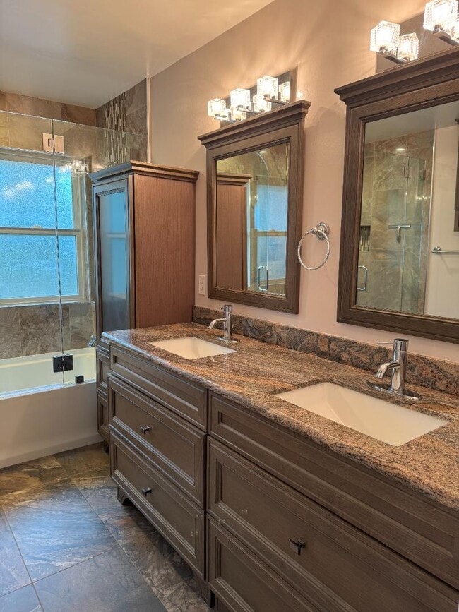 Building Photo - 1359 Country Club Dr