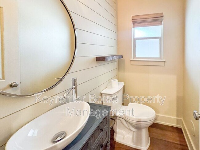 Building Photo - 998 E Shadow Creek Ln