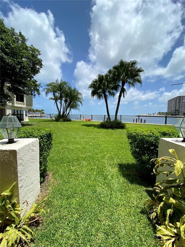 Building Photo - 1632 S Bayshore Ct