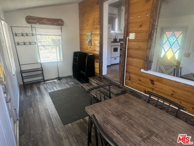 Building Photo - 208 E Mountain View Blvd