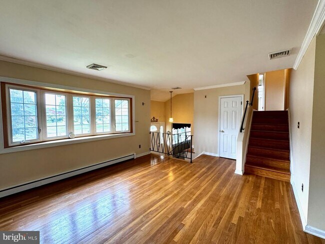Building Photo - 119 Forsythia Dr