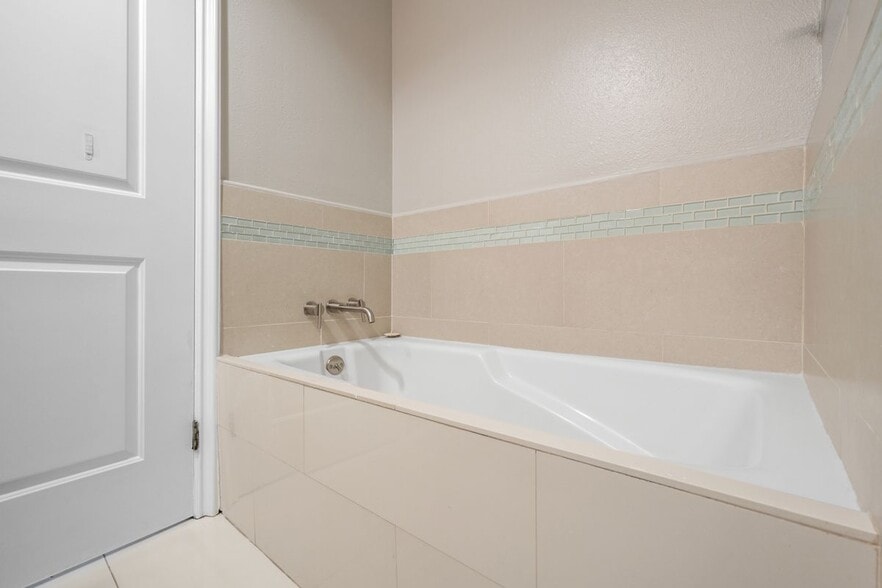 Building Photo - 1115 S Elm Dr