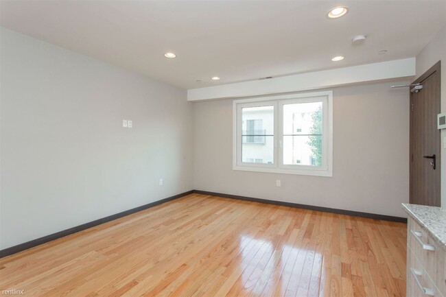 Building Photo - 2 br, 1 bath 4plex - 2541-43 MONTROSE ST U...