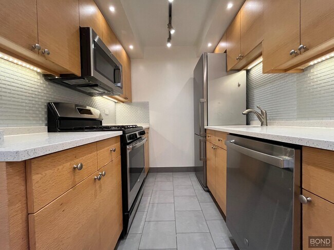 Building Photo - 420 E 79th St