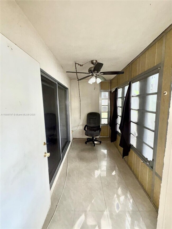 Building Photo - 5140 SW 40th Ave