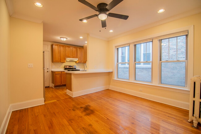 Building Photo - 7648 N Greenview Ave