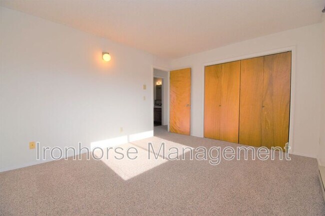 Building Photo - 809 W Villard St