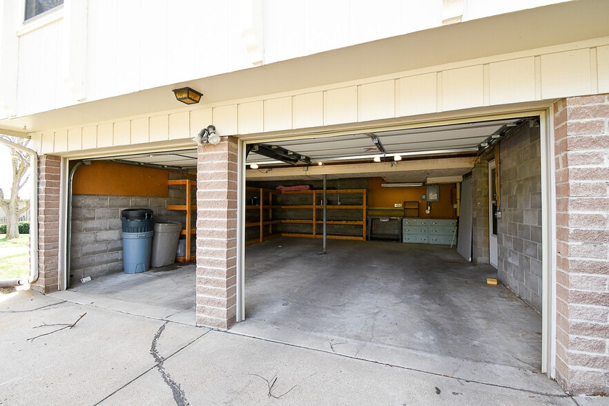 Building Photo - 10205 T Cir