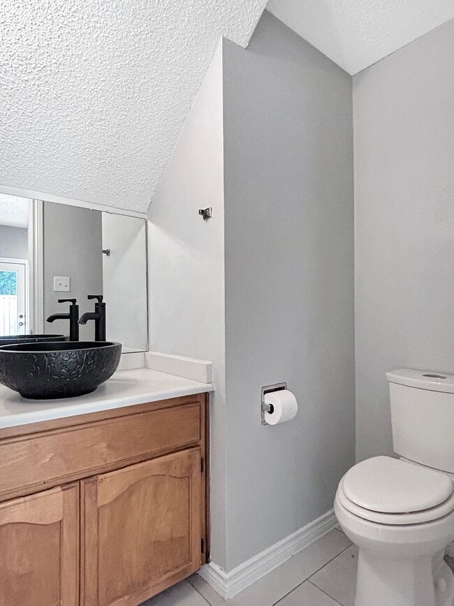 Building Photo - Updated Gem Near Thousand Oaks