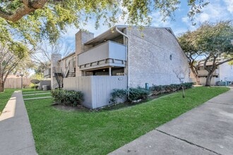 Building Photo - 9700 Leawood Blvd