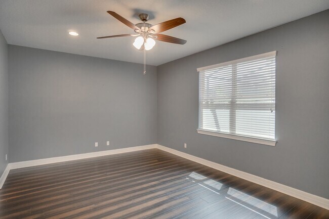 Building Photo - Stunning 3-Bedroom Pool Home with Bonus Room in the Gated Community of Lakeshore at Narcoossee