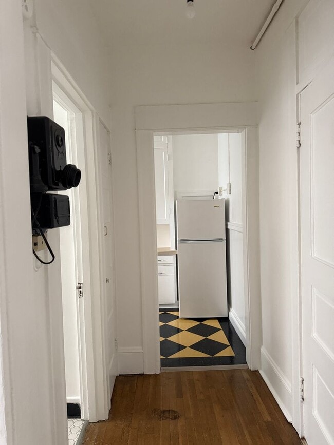 Building Photo - Tons of natural light with a touch of vintage charm in this TOP FLOOR Studio!