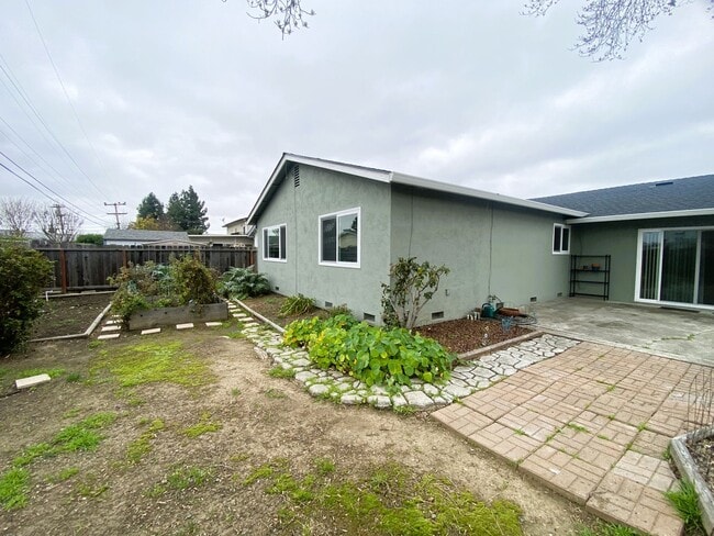 Building Photo - Lovely 3-bedroom home for rent in Fremont - Sundale!