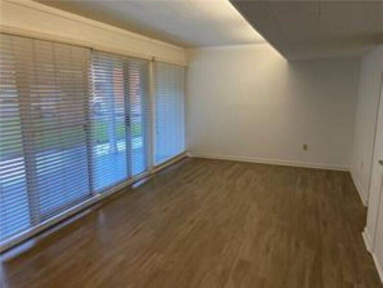 Living room - 247 Opal St