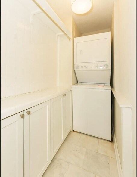 Building Photo - 121 Main St