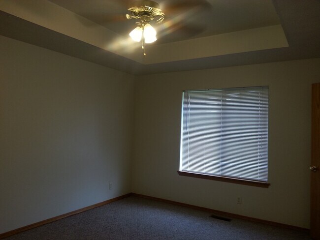 Building Photo - Executive Rental 2 Bedroom 2 Bath 2 Car Garage Duplex