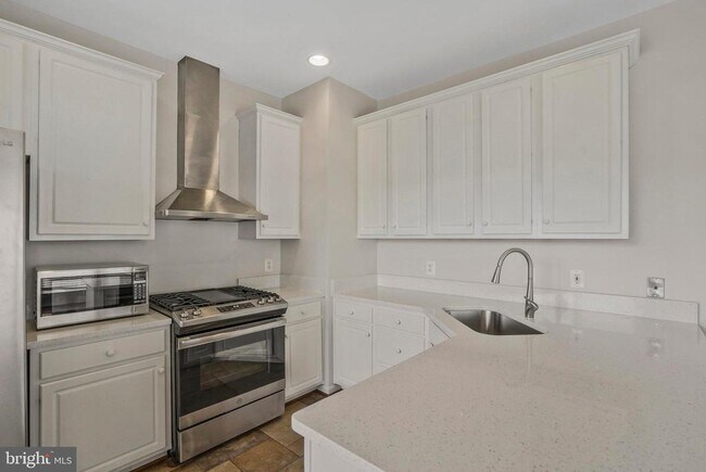 Building Photo - 6340 Walking Ln