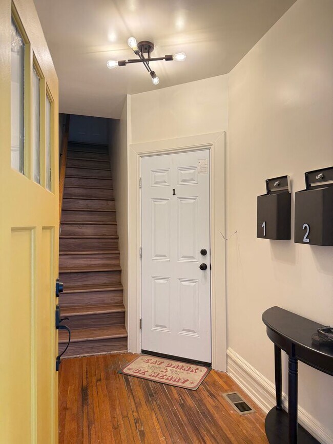 Building Photo - Newly Renovated 3 Bedroom 2 Bathroom Apartment in Prime Location - Washer/dryer in unit!