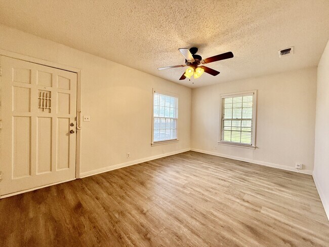 Building Photo - 4709 Penrose Ave